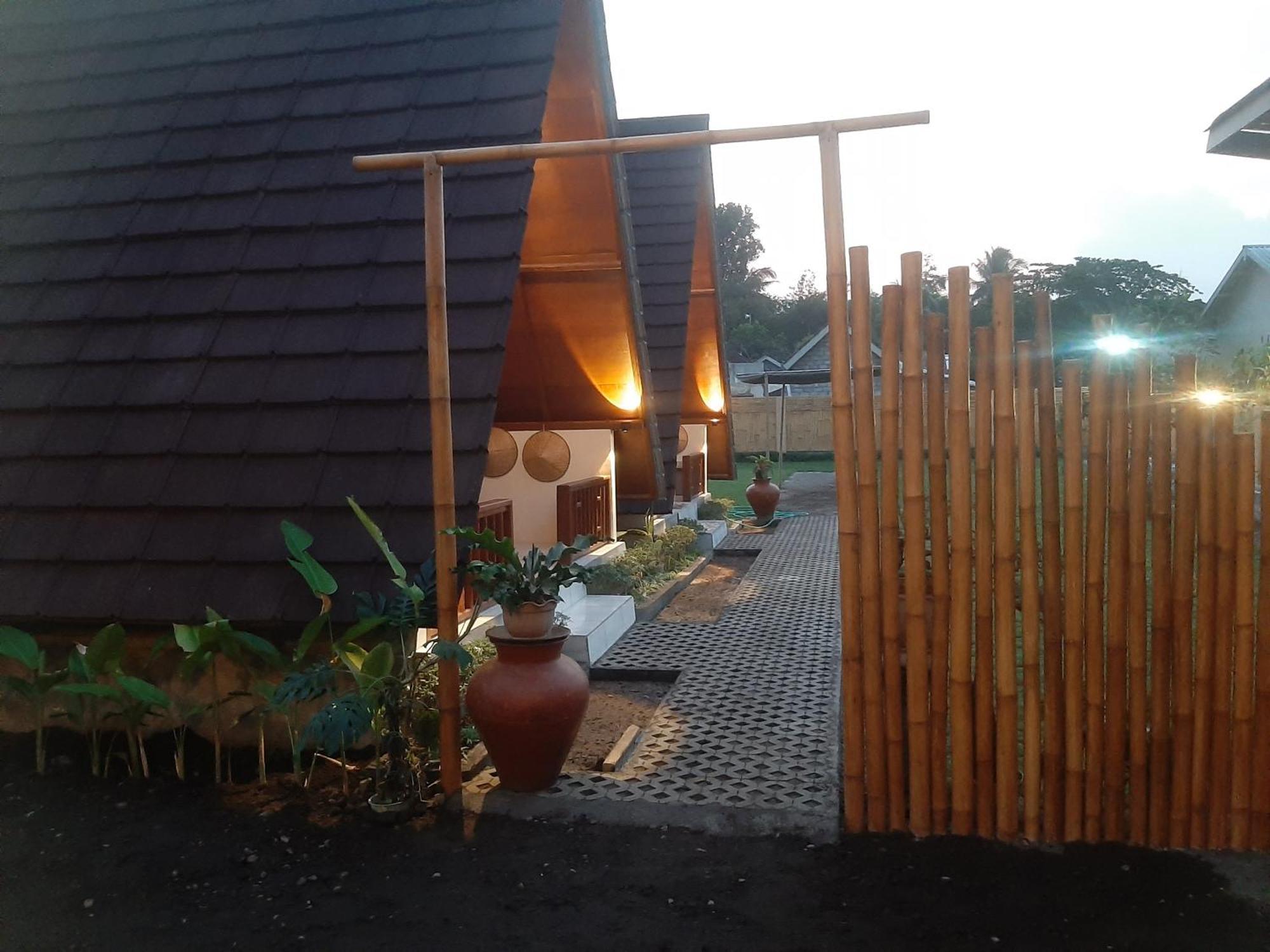 D' Carasti Bungalow Masbagik Extérieur photo